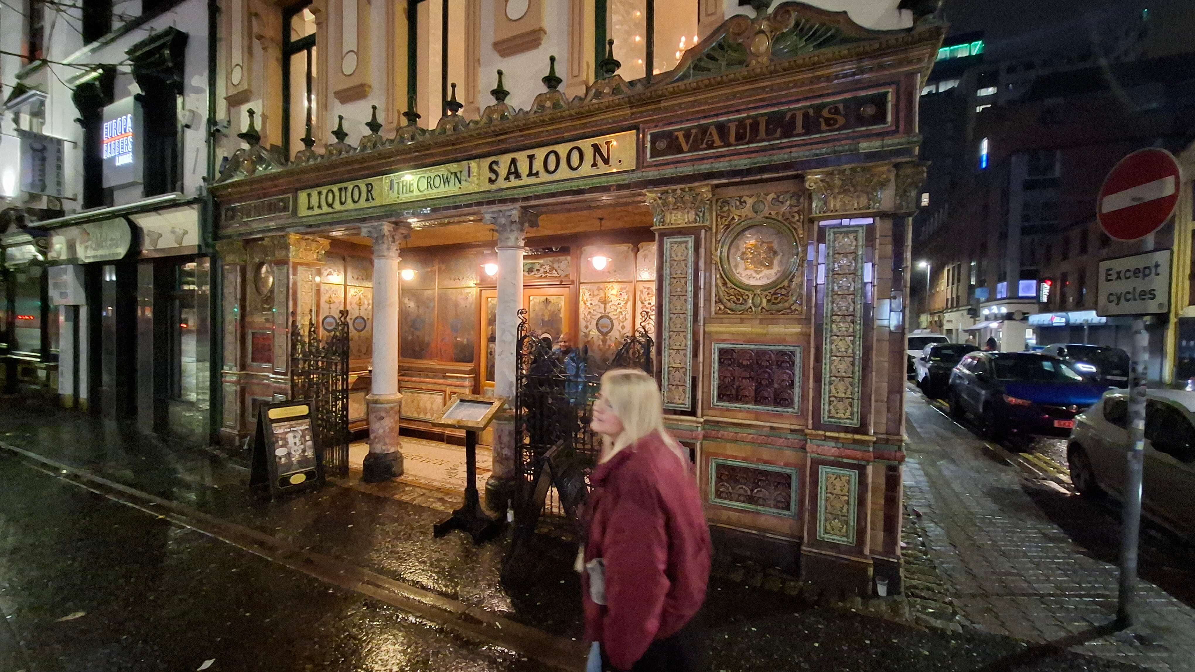 Maddens, packed for live music