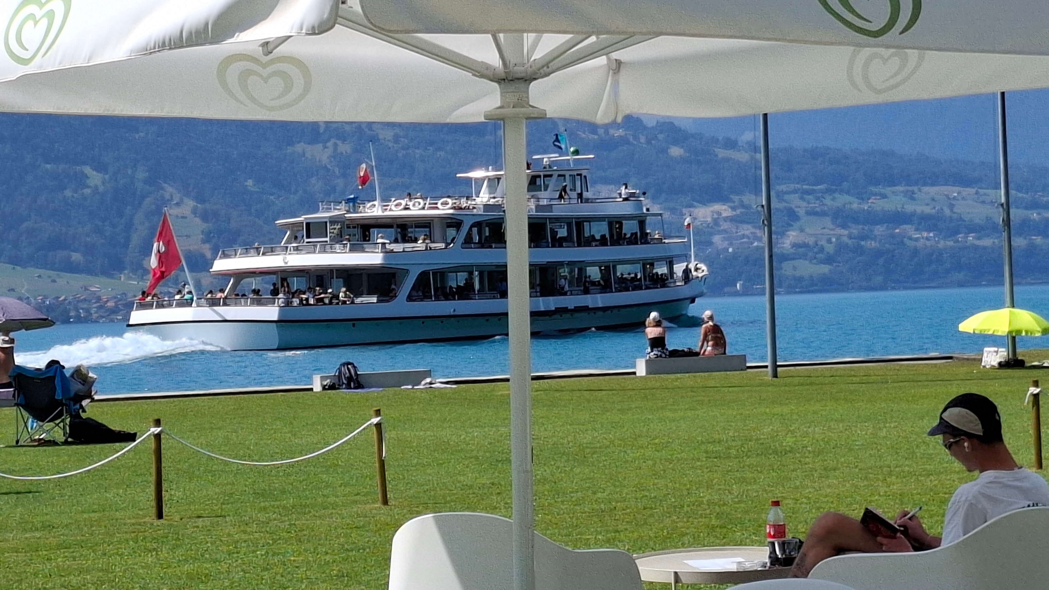Laguna beach bar at Lake Thun