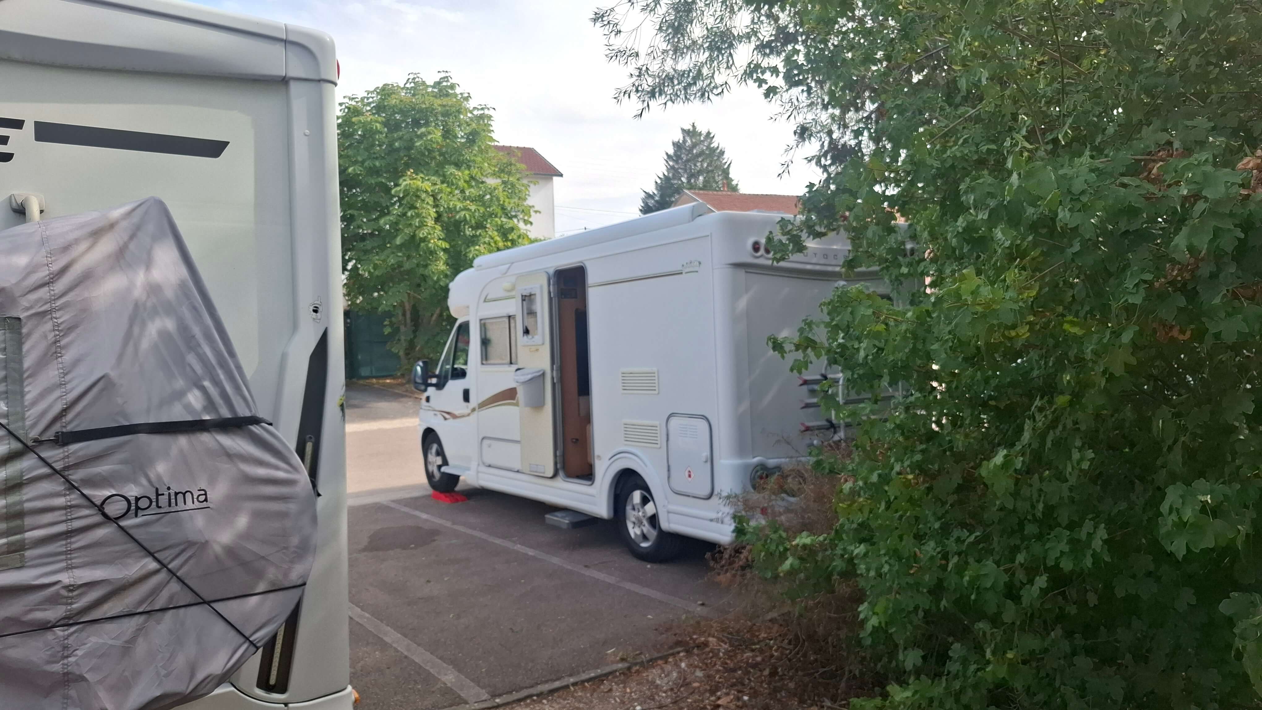 Settled at the aire, French vans all around