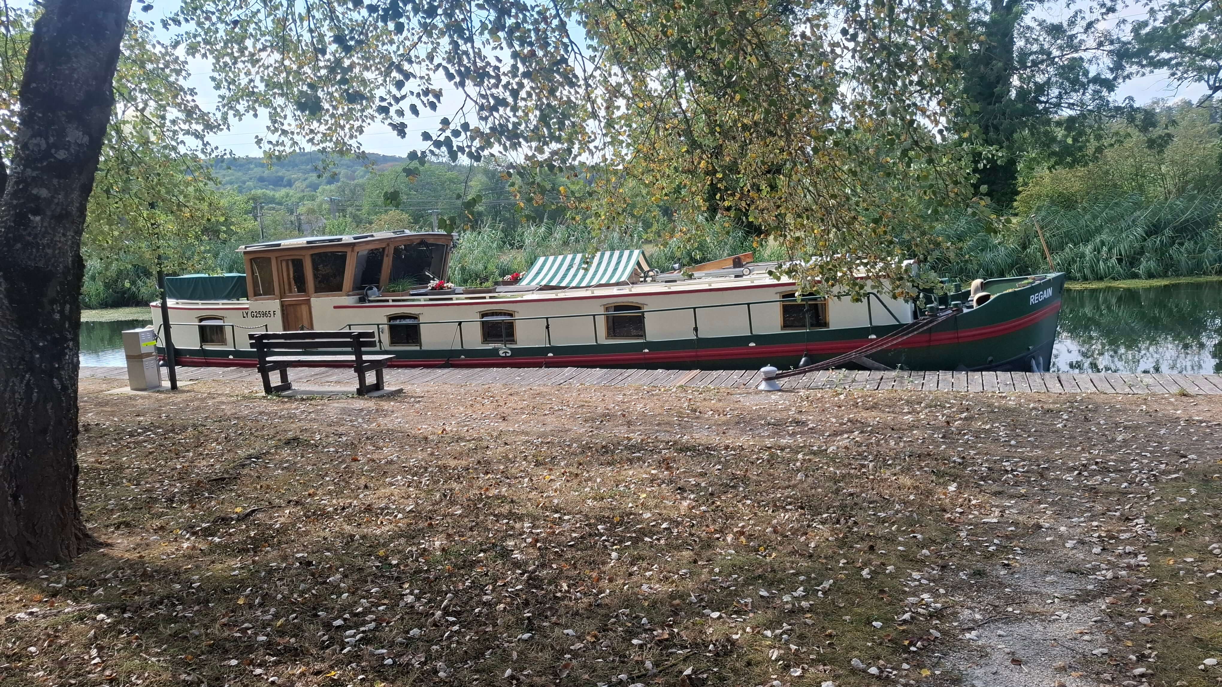 The houseboat moored beside the aire