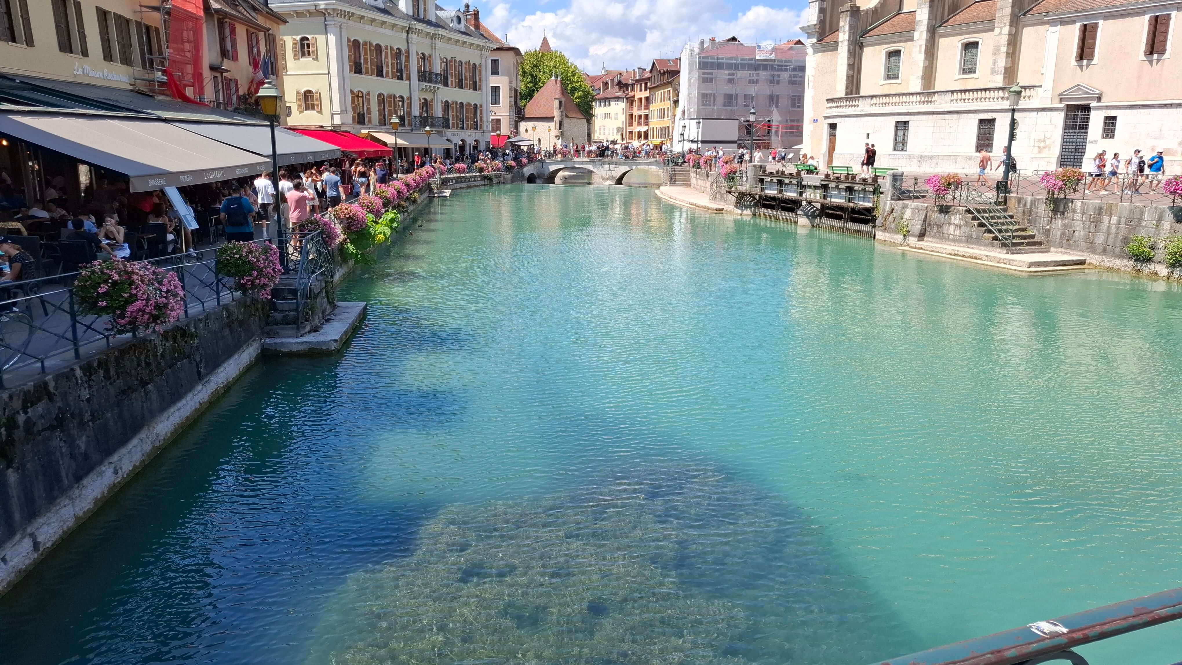 Annecy&rsquo;s turquoise canal, packed with visitors