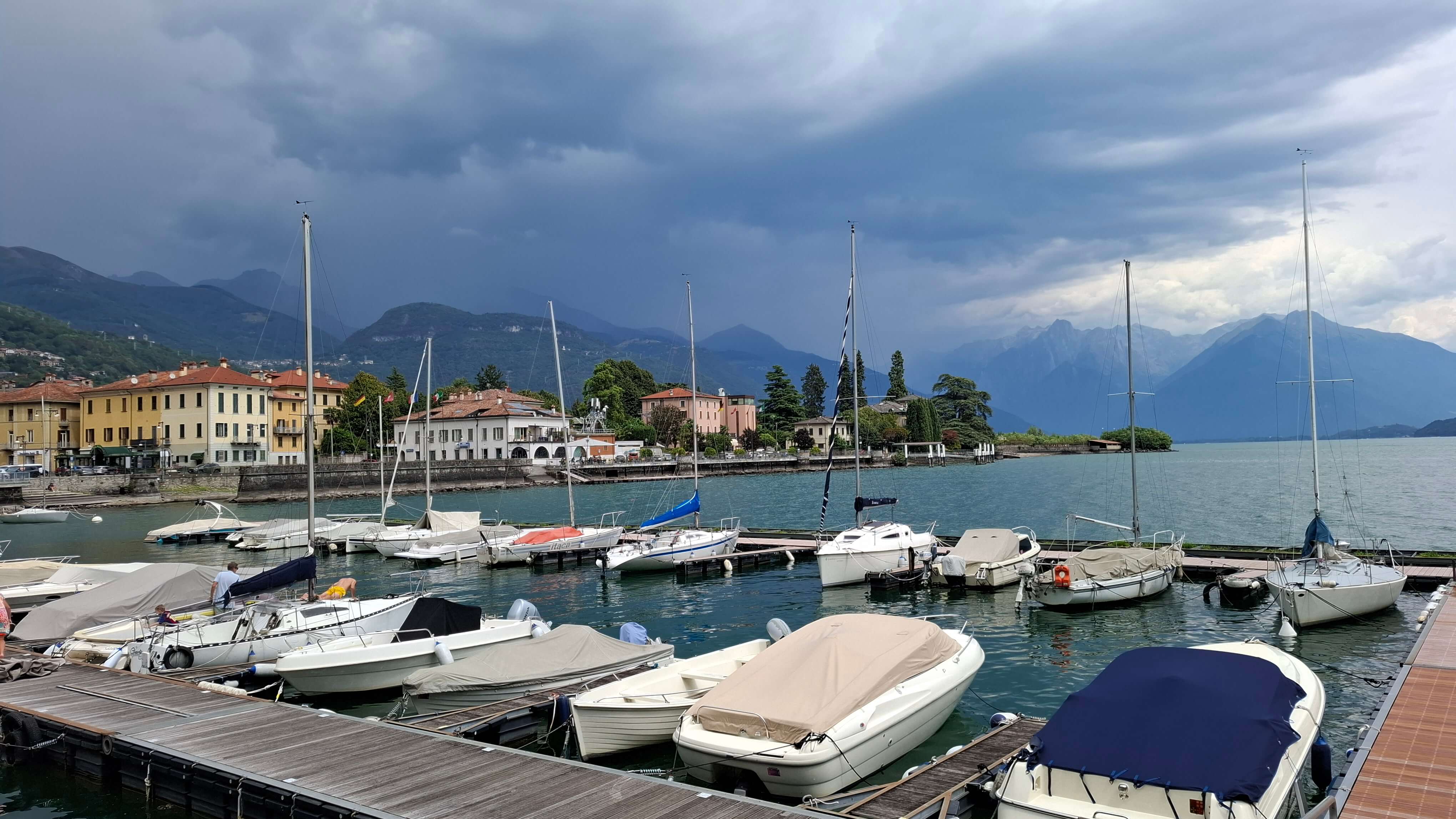 Cycling route along Lake Como